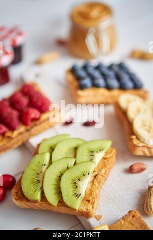 Assortimento di sana colazione fresca pane tostato Foto Stock