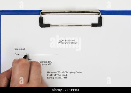 Una persona irriconoscibile che compila una lettera di intenti non vincolante. Vista ravvicinata Foto Stock