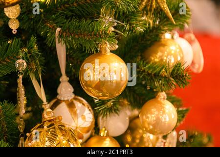 Ornamenti rossi di Natale e tavola con cono di pino decorato innevato centrotece. Nuovo anno di fondo con disposizione in vimini cesto Foto Stock