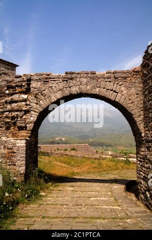 Vista panoramica sul castello di Gjirokastra con l'arco, Gjirokaster, Albania Foto Stock