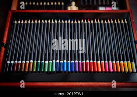 Messa a fuoco selettiva colpo di una fila di professional matite colorate Foto Stock