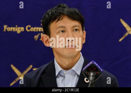 Il candidato della Tokyo Gubernatorial Taisuke Ono partecipa ad una conferenza stampa al Club degli stranieri Corresidentati del Giappone il 16 giugno 2020, Tokyo, Giappone. Le elezioni gubernatoriali si terranno il 5 luglio. Credit: Rondrigo Reyes Marin/AFLO/Alamy Live News Foto Stock