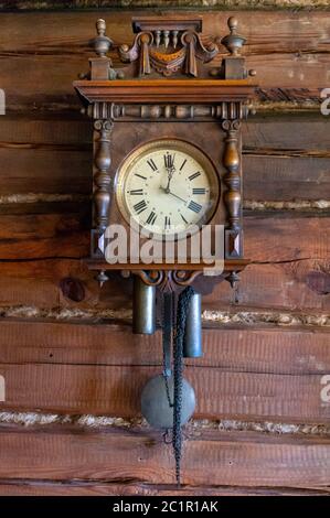 Vecchio pendolo di legno appeso su un muro Foto Stock