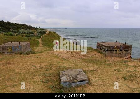 Scogliere con vecchi complessi Bunker sulla costa di Niehagen Foto Stock