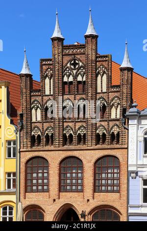 Wulflamhaus in Brick Gothic nella Germania del Nord al mercato Vecchio in Stralsund Foto Stock