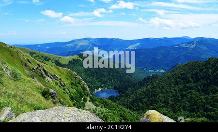 Vista lago con lo sfondo delle alpi, Vosges, l'Alsazia, Francia Foto Stock