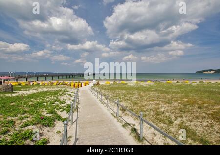 Sulla spiaggia sabbiosa di Binz, Isola di RÃ¼gen, Germania, Meclemburgo-Vorpommern, Europa occidentale Foto Stock