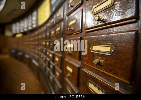 Cassetti in legno in una vecchia biblioteca Foto Stock