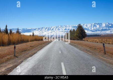 Strada che conduce alle montagne dell'Atlante della neve Foto Stock