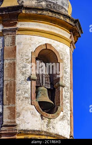 Antico campanile cattolico storico torre e cielo Foto Stock