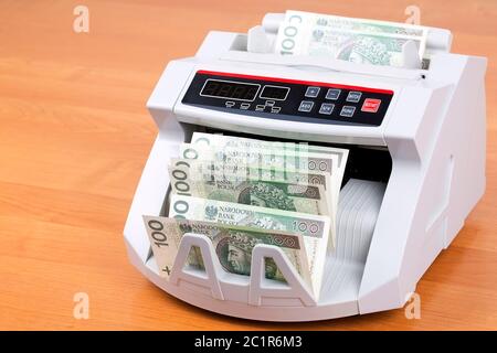 Zloty polacco in una macchina di conteggio Foto Stock