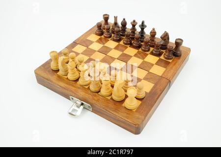 Una scacchiera con un set completo di pezzi di scacchi Foto Stock