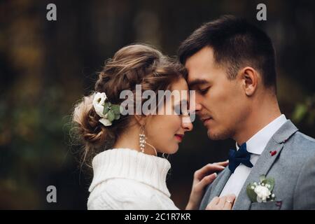 Bella Sposa e lo sposo per celebrare nozze di stagione autunnale. Foto Stock