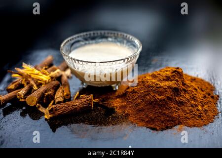Maschera facciale per Melasma composta da polvere di Revand chini e latte. Colpo di revand crudi radici chini, polvere e latte. Foto Stock