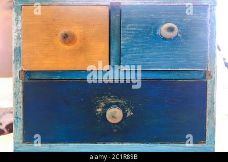 Cassetto di legno colorato, commode di legno vintage a muro di mattoni Foto Stock