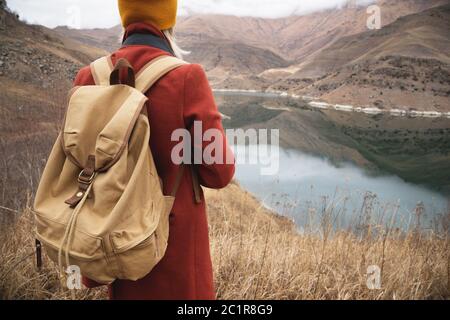 Primo piano dal viaggiatore di ragazza posteriore sullo sfondo del lago in montagna Foto Stock