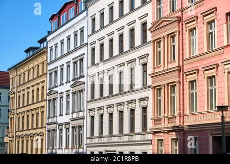 I fronti di rinnovato alcuni vecchi edifici di appartamenti visto a Berlino, Germania Foto Stock