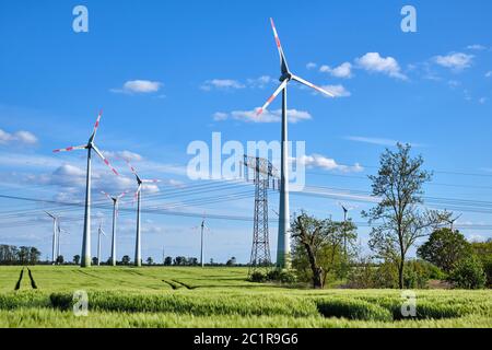 Linee di alimentazione aeree e motori a vento in una giornata di sole visto in Germania Foto Stock