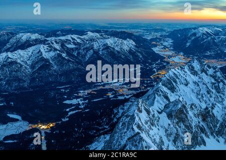 Alba sul monte Zugspitze vertice con una vista illuminata a Garmisch Partenkirchen e Loisach River Valley Foto Stock