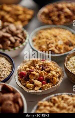 Close up e messa a fuoco selettiva. Composizione dei diversi tipi di cereali Foto Stock