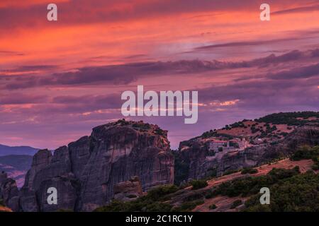 Meteora, mattina presto, il Grande Monastero Sacro Meteoron, Monastero su enormi colonne di roccia, Kalabaka, Tessaglia, Grecia, Europa Foto Stock