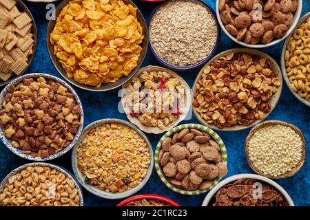 Assortimento di tipi diversi cereali immessi in ceramica ciotole sul tavolo Foto Stock