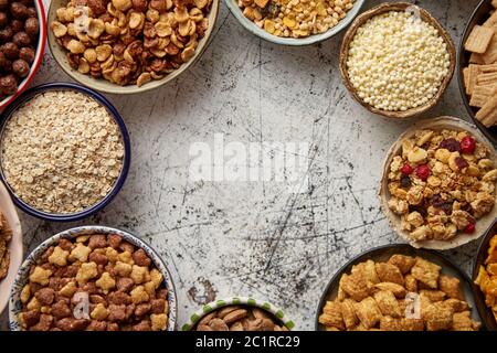 Assortimento di tipi diversi cereali immessi in ceramica ciotole sul tavolo Foto Stock