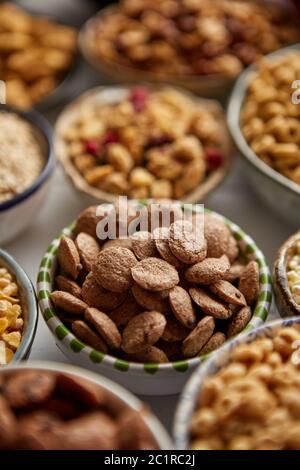 Close up e messa a fuoco selettiva. Composizione dei diversi tipi di cereali Foto Stock