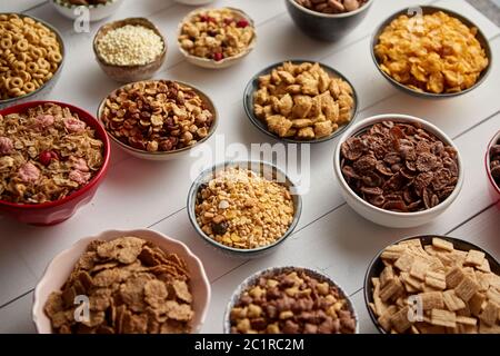 Assortimento di tipi diversi cereali immessi in ceramica ciotole sul tavolo Foto Stock