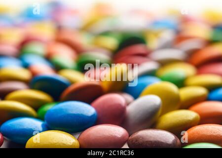 caramelle rotonde colorate sparse sul piano d'esame Foto Stock