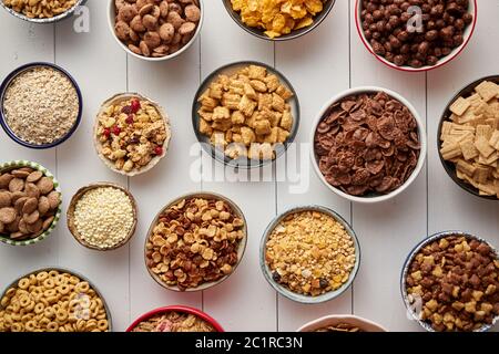 Assortimento di tipi diversi cereali immessi in ceramica ciotole sul tavolo Foto Stock