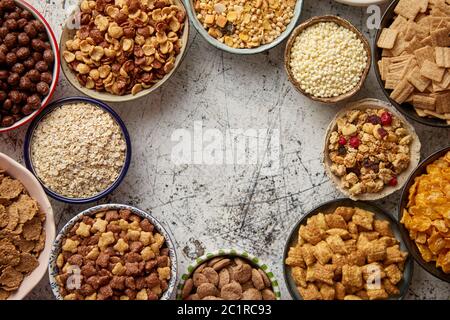 Assortimento di tipi diversi cereali immessi in ceramica ciotole sul tavolo Foto Stock