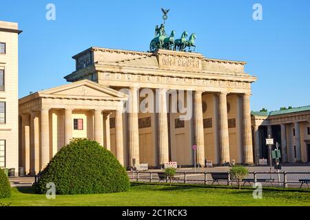 La famosa Porta di Brandeburgo a Berlino al mattino presto Foto Stock