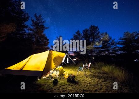 Tenda familiare con acciaio rigido poli su campeggio sotto il cielo stellato con la Via Lattea Foto Stock