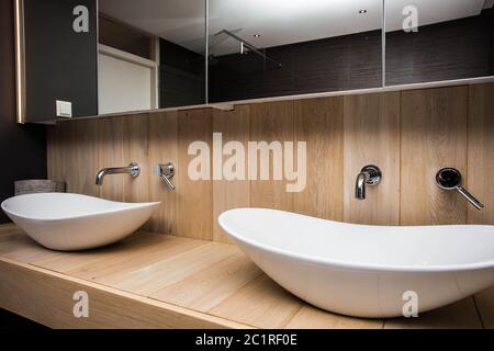 Due moderni lavelli in bagno, e grande specchio, nuova casa vuota Foto Stock