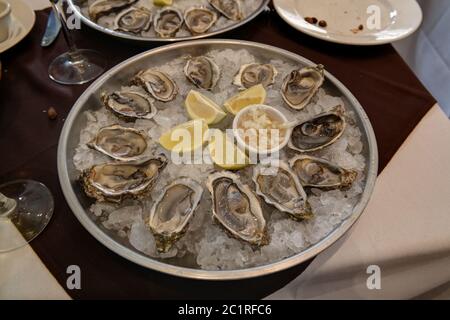 Vista Colseup a piatto di ostriche con limone a Casablanca, Marocco Foto Stock