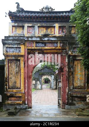 La porta di accesso alla cittadella della città imperiale di Hue, Vietnam Foto Stock