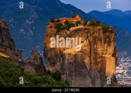 Meteora, mattina, Monastero della Santissima Trinità, Agia Triada, su enormi colonne di roccia, impressionante formazione naturale di roccia, Kalabaka, Tessaglia, Grecia, Europa Foto Stock