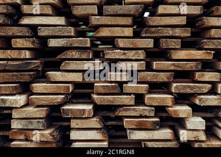 Pile di tavole di legno nella segheria, piallatura. Foto Stock