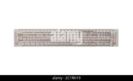 Righello logaritmico a scorrimento per calcoli matematici isolati su sfondo bianco Foto Stock