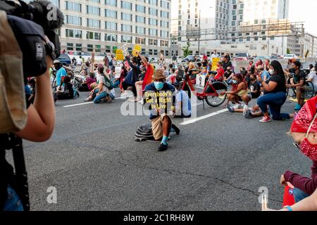 La gente inginocchiò 8 minuti 46 secondi sull'Interstate 395 per ricordare George Floyd e protestare contro la brutalità della polizia, Washington, DC, Stati Uniti Foto Stock