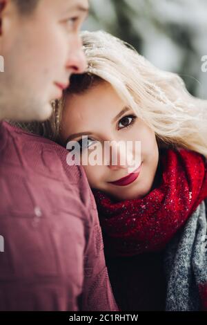 La bionda moglie appoggiato sullo spallamento del marito. Foto Stock