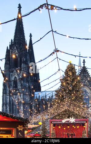 Mercatino di Natale presso la cattedrale di Colonia, Colonia, Renania settentrionale-Vestfalia, Germania, Europa Foto Stock