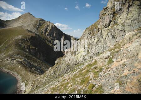 Paesaggio di lago altipiano in cima alle montagne di Dombai. Circo formato da un ghiacciaio con un lago profondo e acqua blu Foto Stock