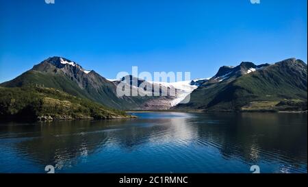 Vista panoramica sul ghiacciaio Nordfjorden e Svartisen, Meloy, Norvegia Foto Stock