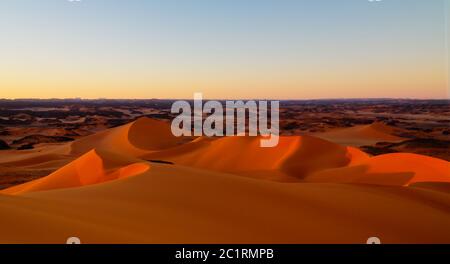 Vista al tramonto sulla duna di Tin Merzouga al parco nazionale di Tassili nAjjer in Algeria Foto Stock