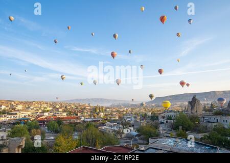 In Cappadocia, Turchia, si corre una mongolfiera Foto Stock