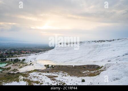 Tramonto al castello di cotone di Pamukkale a Denizli, Turchia Foto Stock