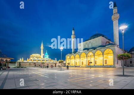 Vista della Moschea di Selimiye e del Museo Mevlana di notte a Konya, Turchia Foto Stock