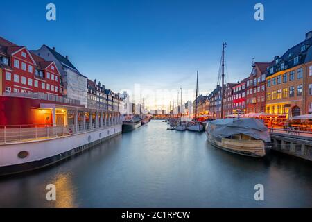 Vista panoramica del punto di riferimento di Nyhavn nella città di Copenhagen, Danimarca Foto Stock